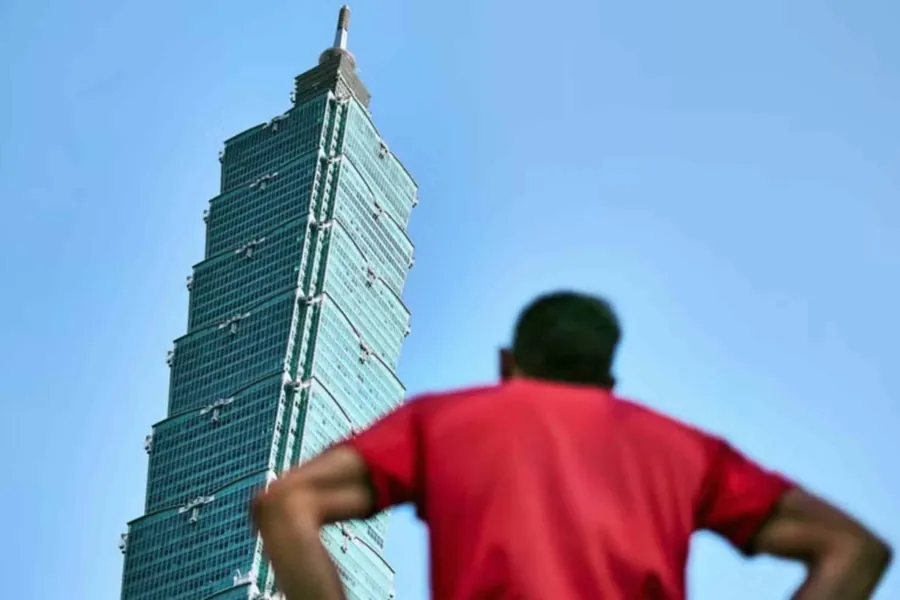 Alex Honnold devant la tour Taipei 101