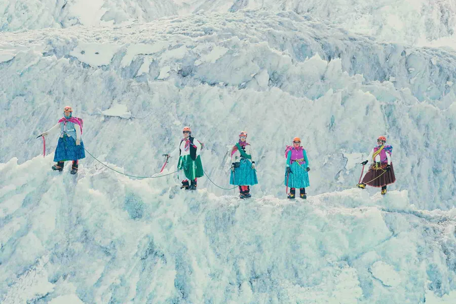 Cholitas climbers Bolivia