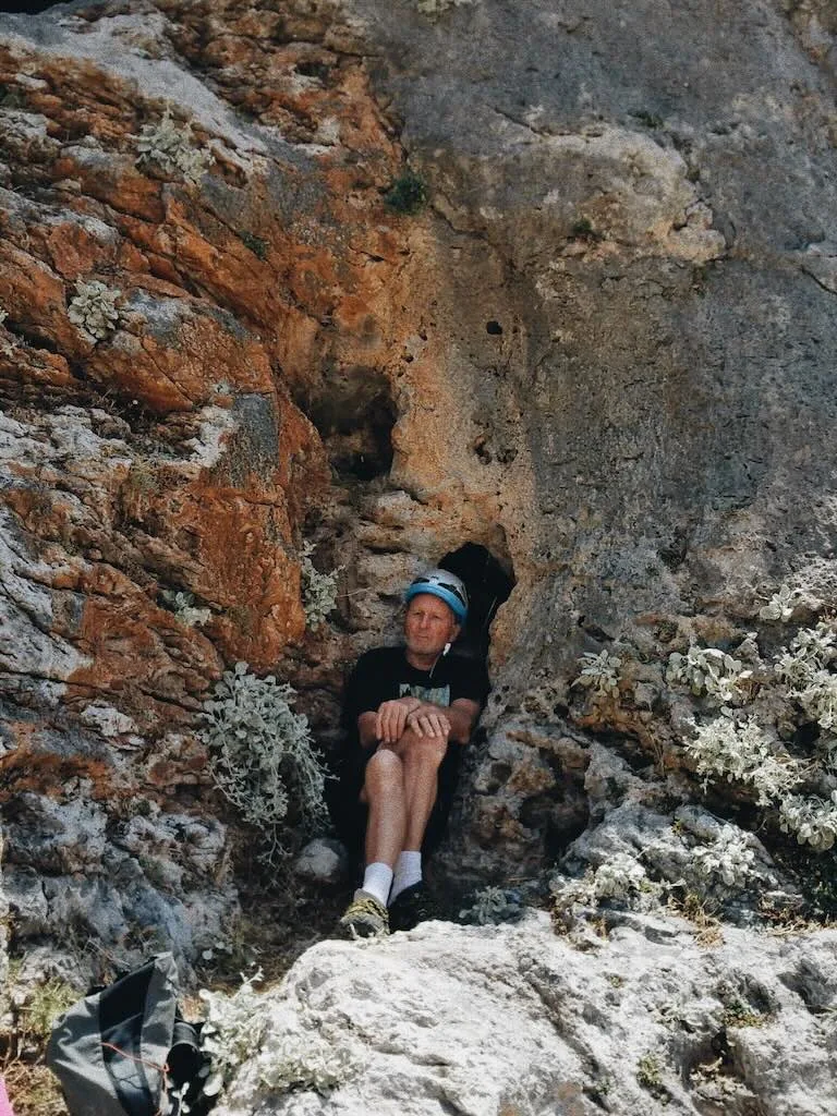 Gilles Rotillon dans une falaise