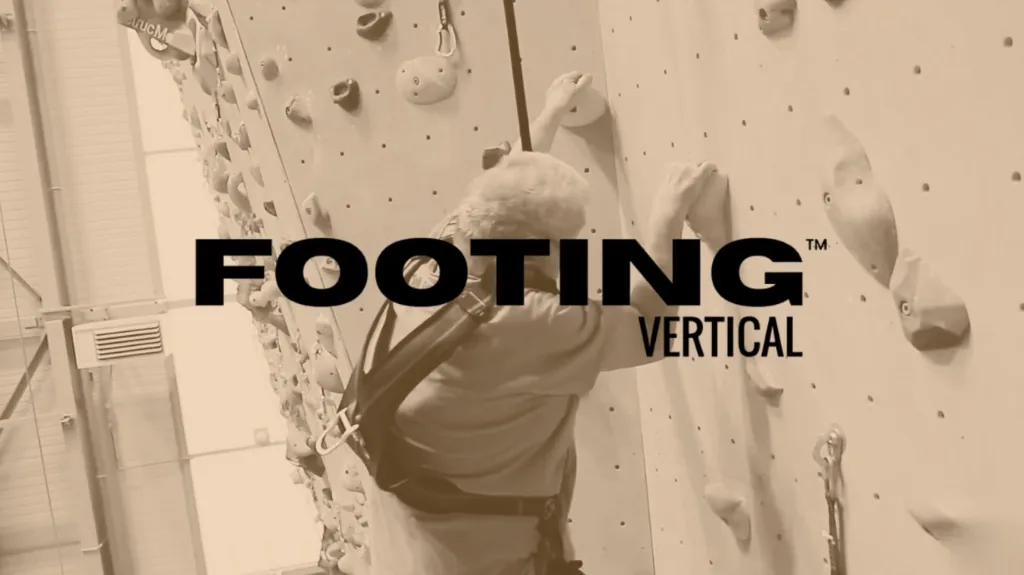 Séniors pratiquant l’escalade en salle avec le Footing Vertical