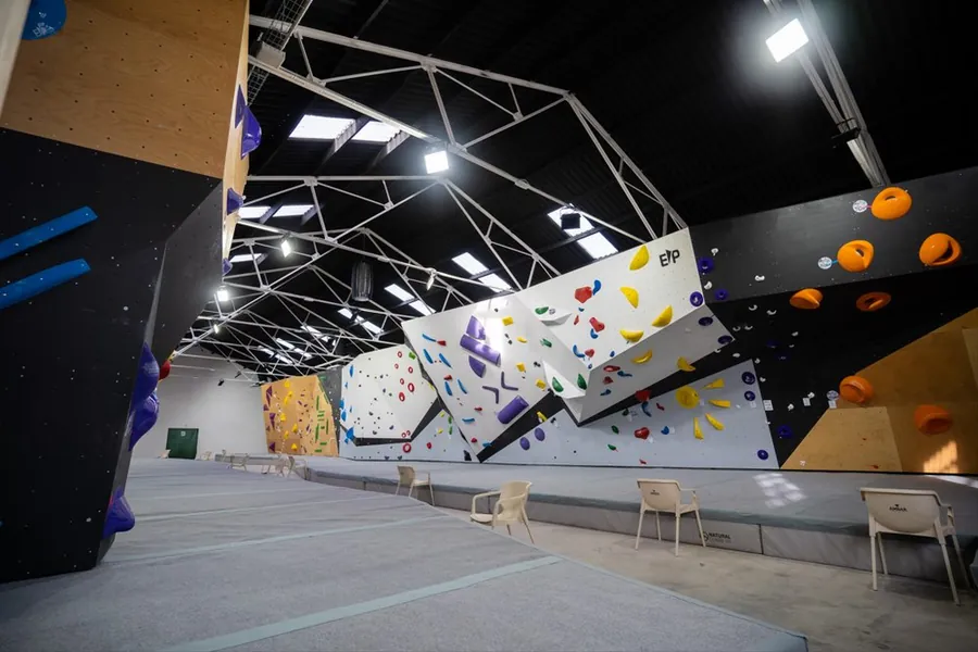 Mur Titan EP Climbing