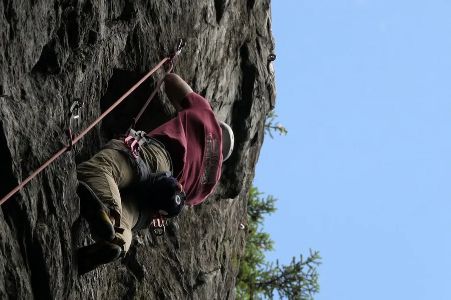 Grimpeur en falaise