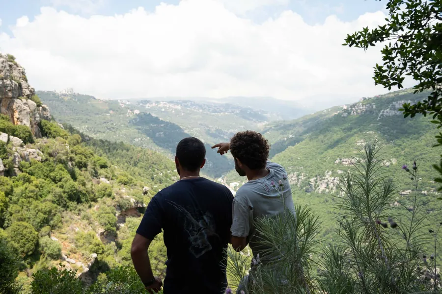 Deux grimpeurs inspectent les voies d'un spot d'escalade au Liban.