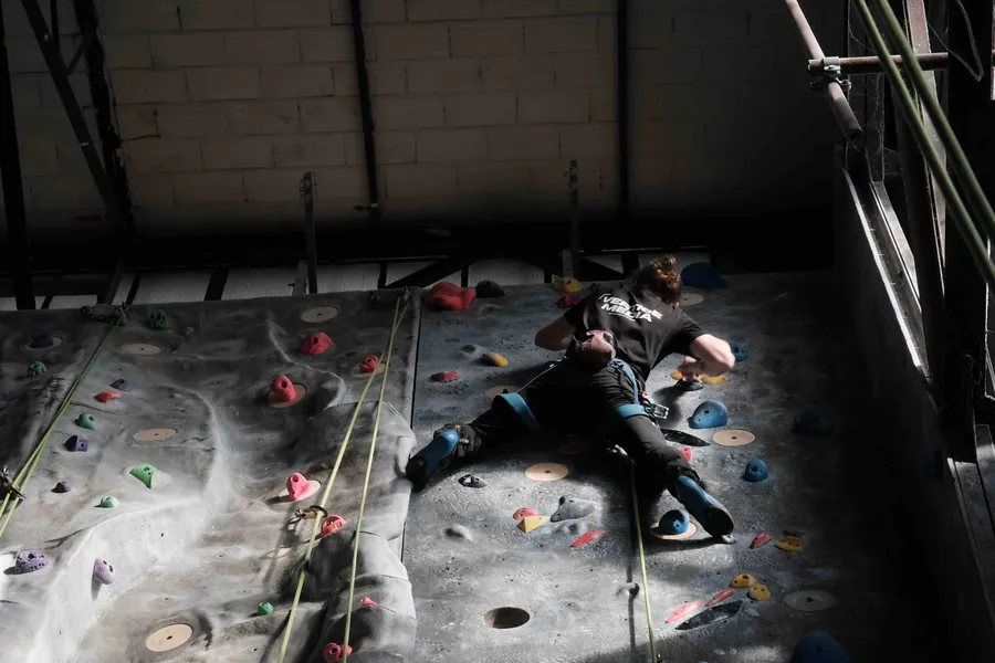 Grimpeur salle d'escalade
