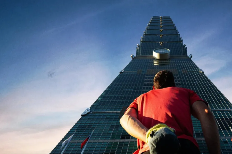 Alex Honnold en bas de la tour Taipei