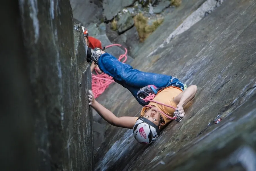 Caroline Ciavaldini en falaise