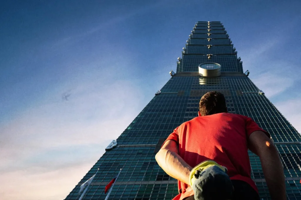 Alex Honnold en bas de la tour Taipei