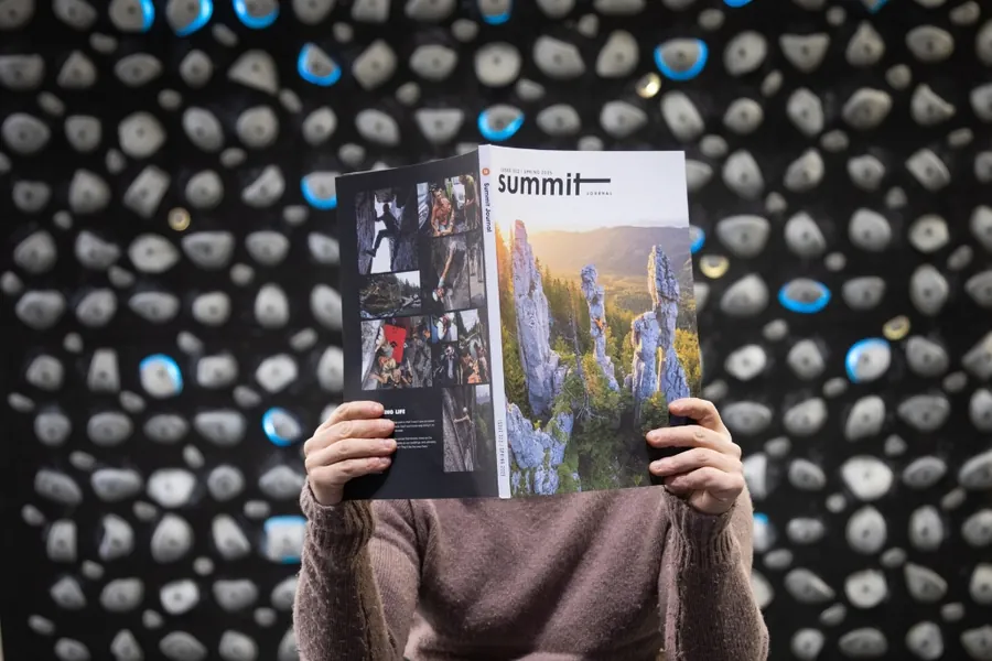 Le Summit Journal sur fond de Kilter Board
